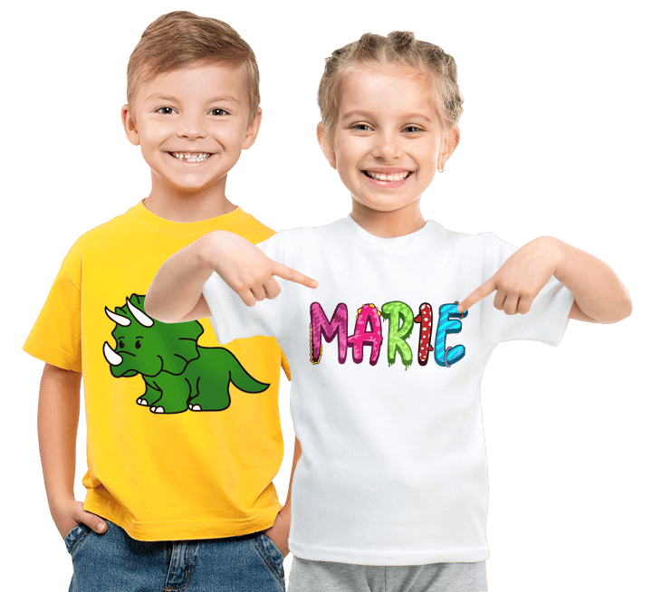 Kinderkleding bedrukken - Meisje en jongen in bedrukte T-shirts met een cool ontwerp