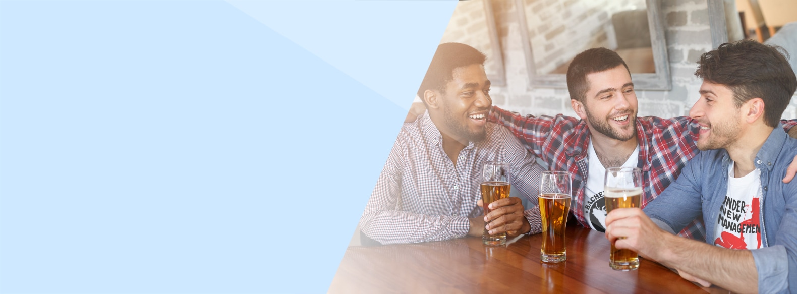Jonge heren met bierglazen vieren vrijgezellenfeest